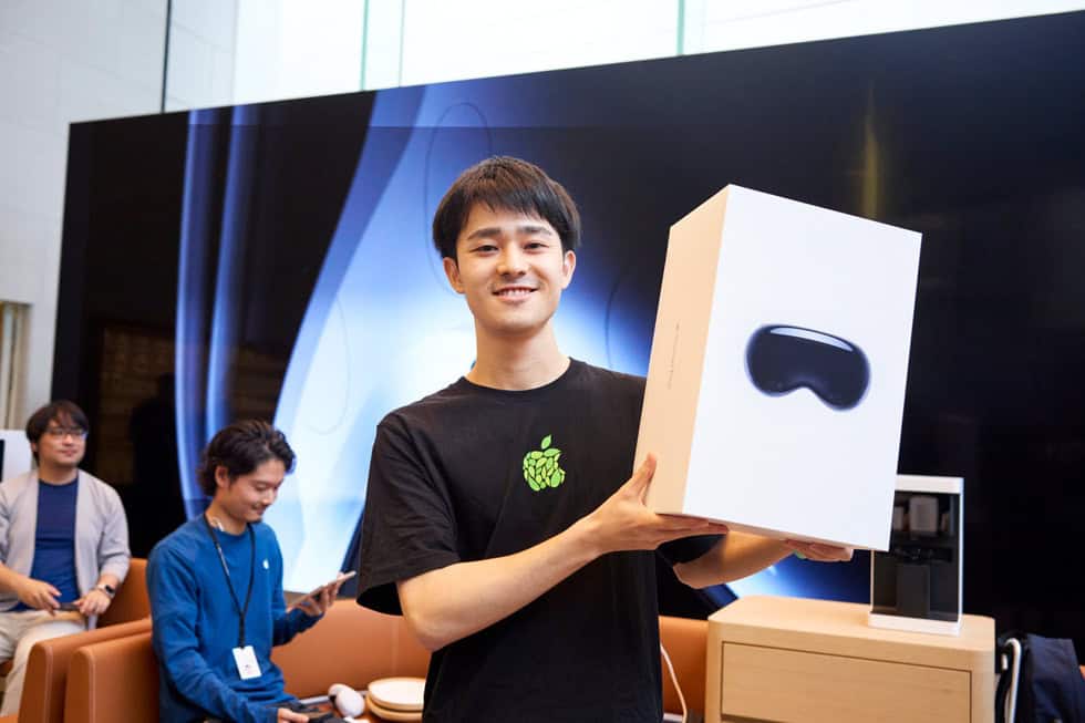 First customer to purchase Apple Vision Pro in Tokyo